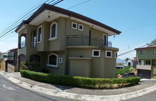 San Pablo de Heredia Casa | CntralVally Ver TwnHouse 3bd / 2. 5bth, aire acondicionado central y agua caliente a la Universidad de UNA