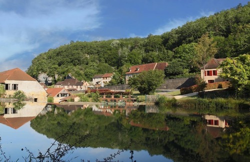 Les Eyzies Cabina | Cozy 2-person gite in the center of the Dordogne in a park with a waterfall