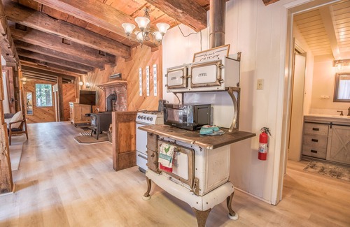 Dorrington Cabina | Coach House-A Unique Getaway Tucked in the Trees