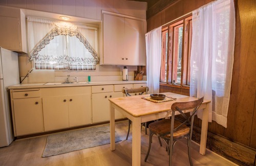 Dorrington Cabina | Coach House-A Unique Getaway Tucked in the Trees