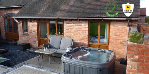 Alcester Casa | Coach House at Oaks Barn Farm Alcester with optional hire Salt water hot tub
