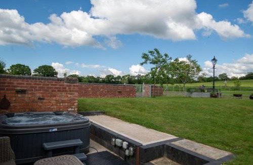 Alcester Casa | Coach House at Oaks Barn Farm Alcester with optional hire Salt water hot tub