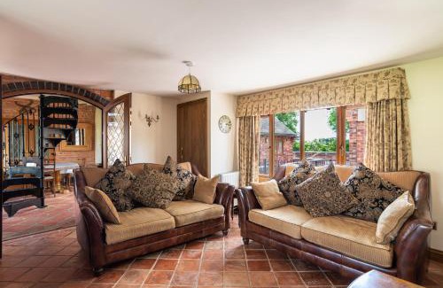 Alcester Casa | Coach House at Oaks Barn Farm Alcester with optional hire Salt water hot tub