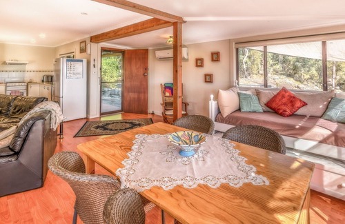 Lower Portland Cabaña | Coach House Hill Cottage