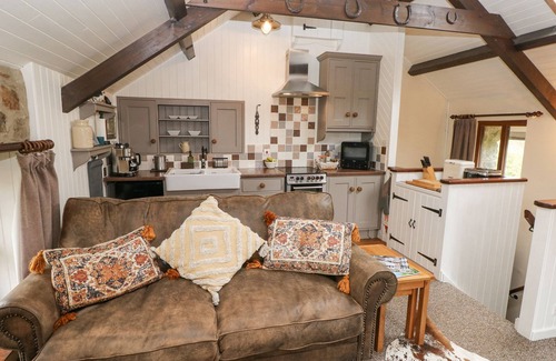 Haverfordwest Cabaña | COACH HOUSE, pet friendly, character holiday cottage in Broad Haven