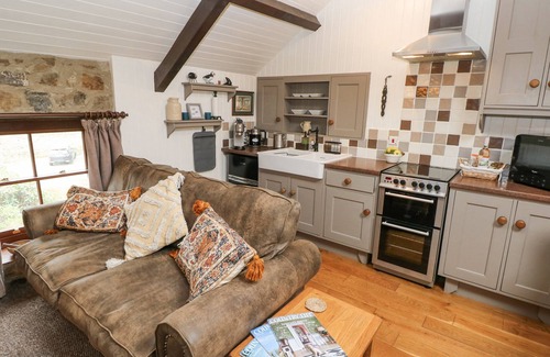 Haverfordwest Cabaña | COACH HOUSE, pet friendly, character holiday cottage in Broad Haven