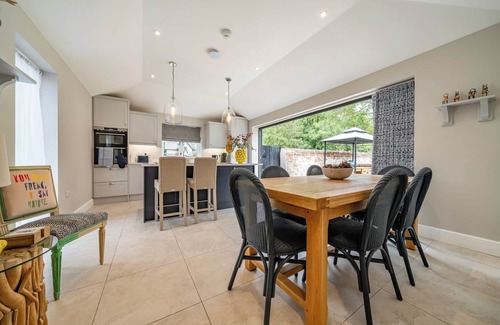 Bury St Edmunds Casa | Coach House with Hot Tub in Idyllic Bury St Edmunds
