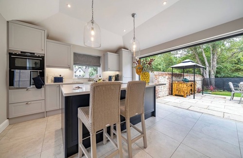 Bury St Edmunds Casa | Coach House with Hot Tub in Idyllic Nowton
