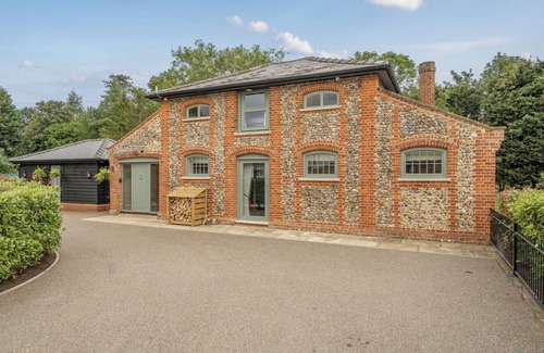 Bury St Edmunds Casa | Coach House with Hot Tub in Idyllic Nowton
