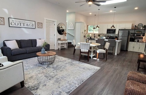 Sedro-Woolley Casa | Coal Creek Cottage (hot tub, dog and kid friendly)