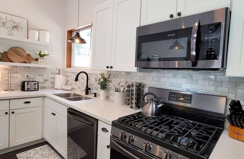 Sedro-Woolley Casa | Coal Creek Cottage (hot tub, dog and kid friendly)