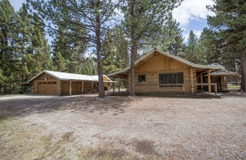 Darby Cabina | Coal Creek Mountain Lodge PREMIER mountain lodge with beautiful scenic views!