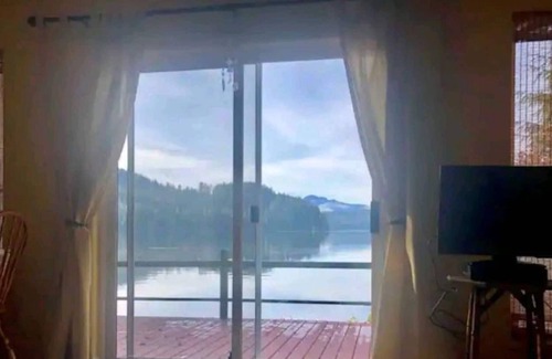 Coal Harbour Cabaña | Coal Harbour Ocean Front Cottage