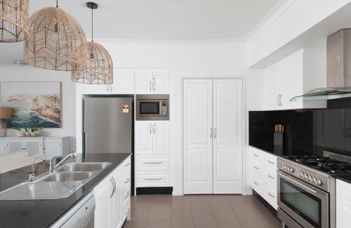 One Mile Casa | Coast and Country Estate - 15m Heated Pool and Minutes to Beach