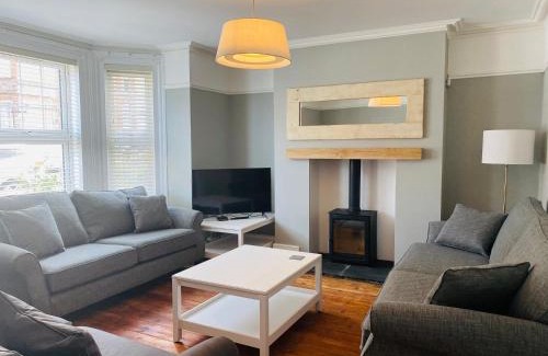 Cromer Casa | Coast House Cromer - Sleeps 15, hot tub, sea views
