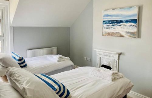 Cromer Casa | Coast House Cromer - Sleeps 15, hot tub, sea views