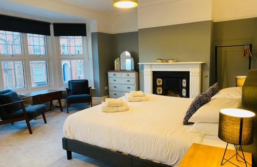 Cromer Casa | Coast House Cromer - Sleeps 15, hot tub, sea views