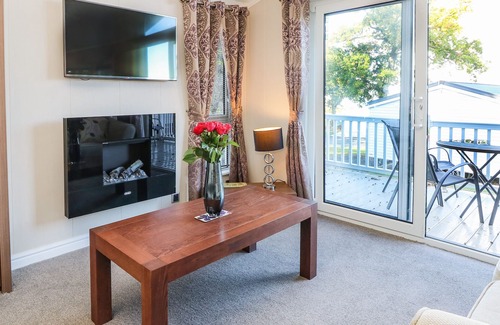 Cowes Cabina | COAST VIEW LODGE, character holiday cottage, with a garden in Cowes