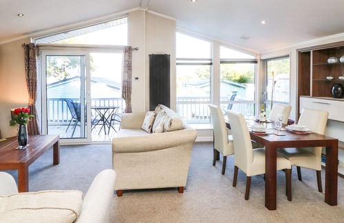 Cowes Cabina | COAST VIEW LODGE, character holiday cottage, with a garden in Cowes