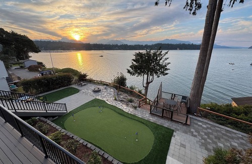 Seabeck Casa | Coasta Villa on Hood Canal-Beachfront/Mini-Golf