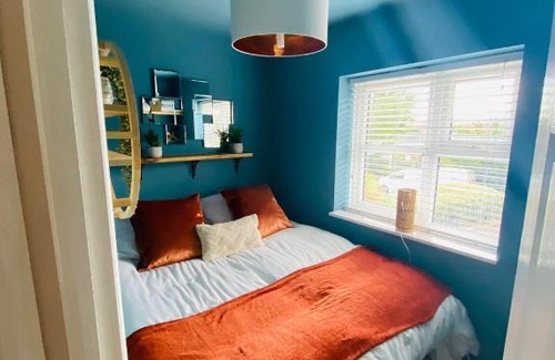 Eastbourne Casa | Coastal 2 bedroom maisonette with parking