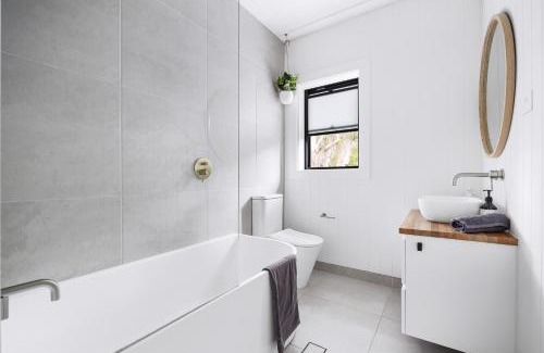 Mona Vale Casa | Coastal 3 bedroom house with private oasis.
