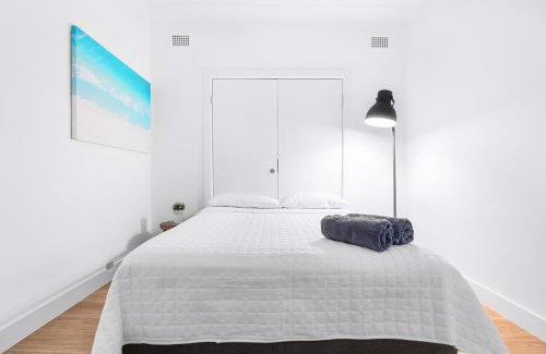 Mona Vale Casa | Coastal 3 bedroom house with private oasis.