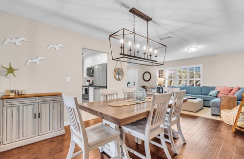 Palma Sola Casa | Coastal 3BR Minutes to AMI Beaches. Sleeps 9! Fun Outdoor Patio Area