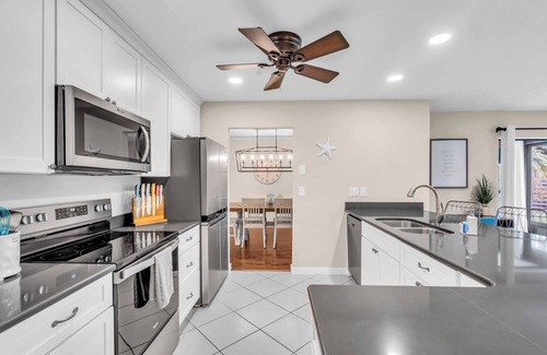 Palma Sola Casa | Coastal 3BR Minutes to AMI Beaches. Sleeps 9! Fun Outdoor Patio Area