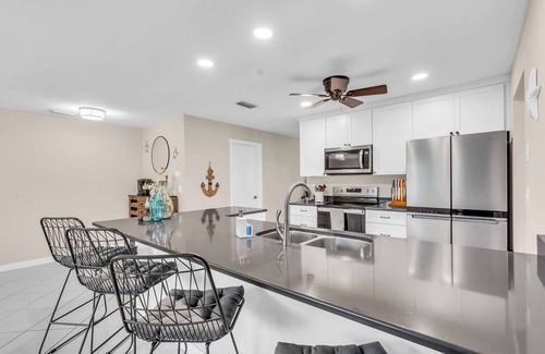 Palma Sola Casa | Coastal 3BR Minutes to AMI Beaches. Sleeps 9! Fun Outdoor Patio Area
