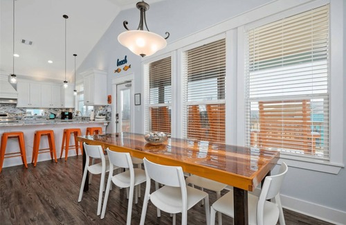 Galveston Casa | Coastal 3BR Retreat Sleeps 10 | Swing Deck, Tiki Bar, Grill & Fire Pit, Smart TVs & Pet-Friendly