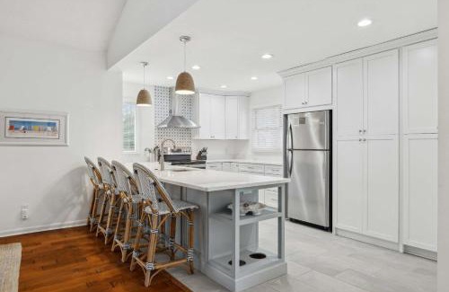 South Beach Casa | Coastal 4 BDR for 8 Walk to Beach