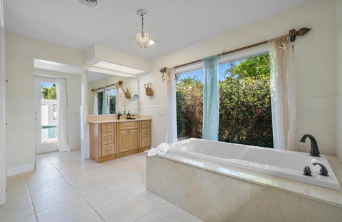 Singer Island Casa | Coastal 4B/3B Allure w/ Heated Pool & Lanai - Walk to Beach!