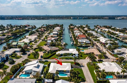 Singer Island Casa | Coastal 4B/3B Allure w/ Heated Pool & Lanai - Walk to Beach!