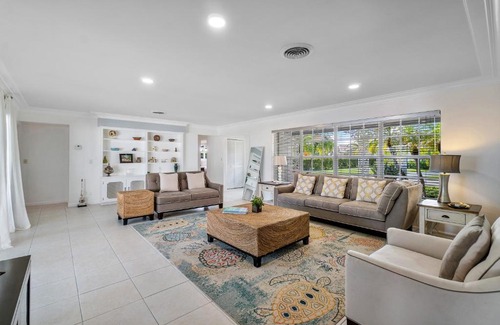 Singer Island Casa | Coastal 4B/3B Allure w/ Heated Pool & Lanai - Walk to Beach!