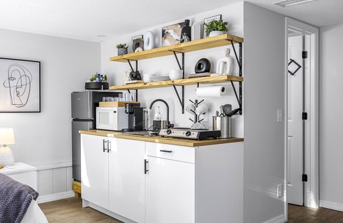 Tropic Apartamento | Coastal Arts District Hideaway - ART GALLERIES, FOOD, SHOPPING, MUSIC and MORE!