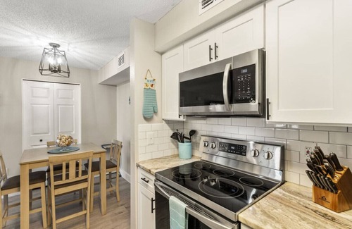 Indian Bayou Condominio | Coastal Beach Retreat | Pool, Gym & Balcony Views