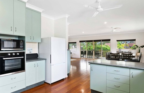 Traviston Casa | Coastal Bliss - 3 Beds Holiday House
