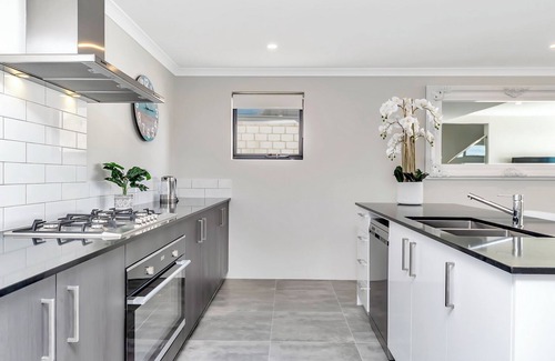 Mandurah Apartamento | Coastal Bliss: Pet-Friendly, Nearby Cafes with Marina Views