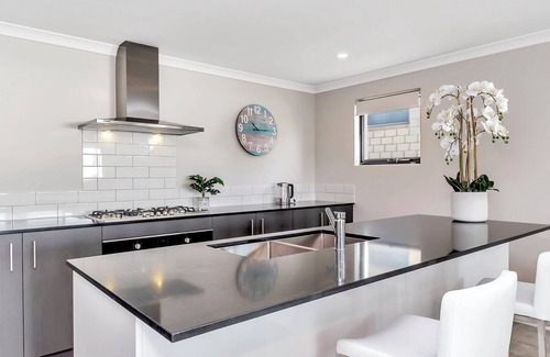 Mandurah Apartamento | Coastal Bliss: Pet-Friendly, Nearby Cafes with Marina Views