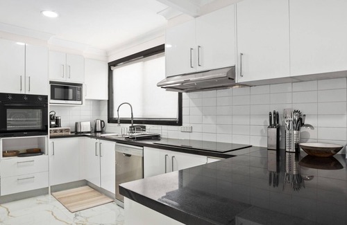 Windang Casa | Coastal Blue is a large 5 bedroom holiday home on the NSW South Coast located in Windang.