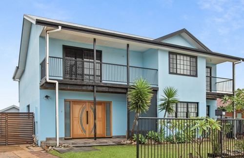 Windang Casa | Coastal Blue is a large 5 bedroom holiday home on the NSW South Coast located in Windang.