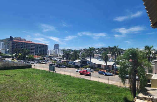 South Townsville Apartamento | Coastal Breeze Studio- Steps Away from City, Stadium & Ferry
