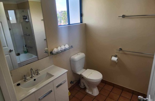South Townsville Apartamento | Coastal Breeze Studio- Steps Away from City, Stadium & Ferry