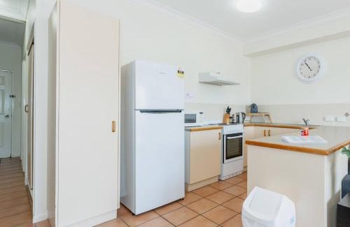 South Townsville Apartamento | Coastal Breeze Apartment - Steps Away from City Stadium & Ferry