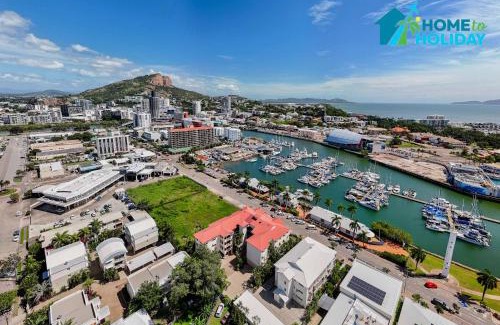 South Townsville Apartamento | Coastal Breeze Apartment - Steps Away from City Stadium & Ferry