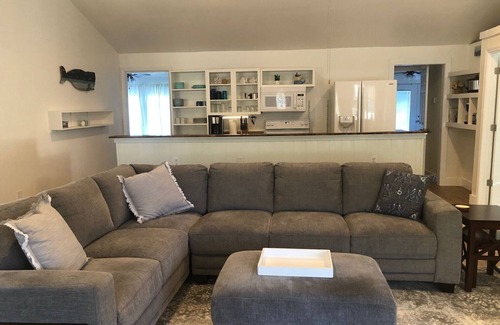 Long Beach Cabaña | Coastal Breeze Cottage- walk to beach, restaurants, harbor, downtown!