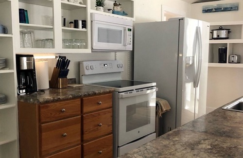 Long Beach Cabaña | Coastal Breeze Cottage- walk to beach, restaurants, harbor, downtown!