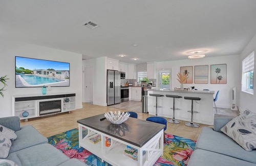 Pembroke Pines Casa | Coastal Breeze Retreat with Heated Pool