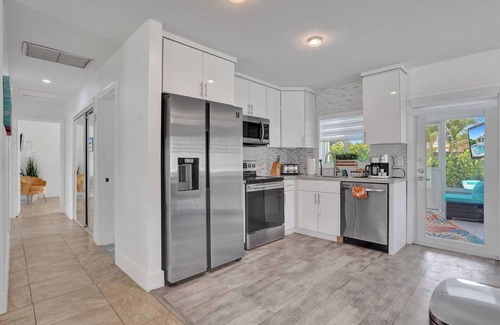 Pembroke Pines Casa | Coastal Breeze Retreat with Heated Pool
